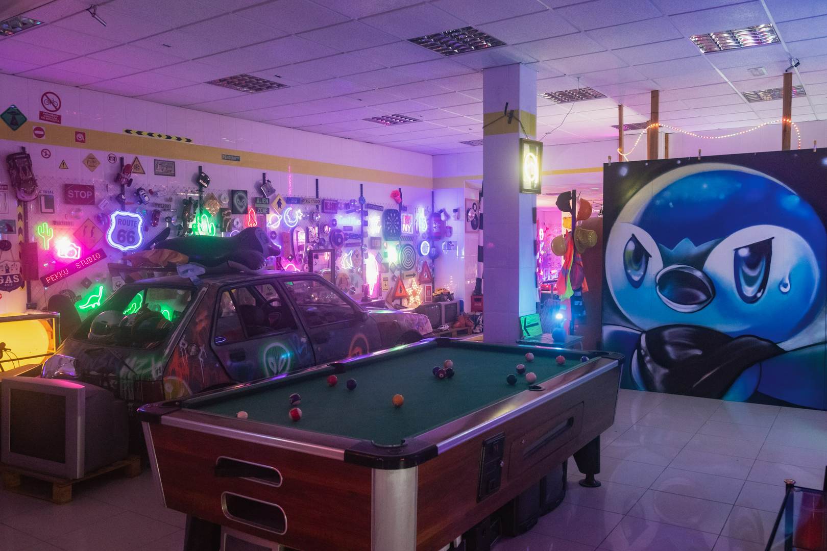 Alquila por horas Un espacio creativo diferente lleno de neones