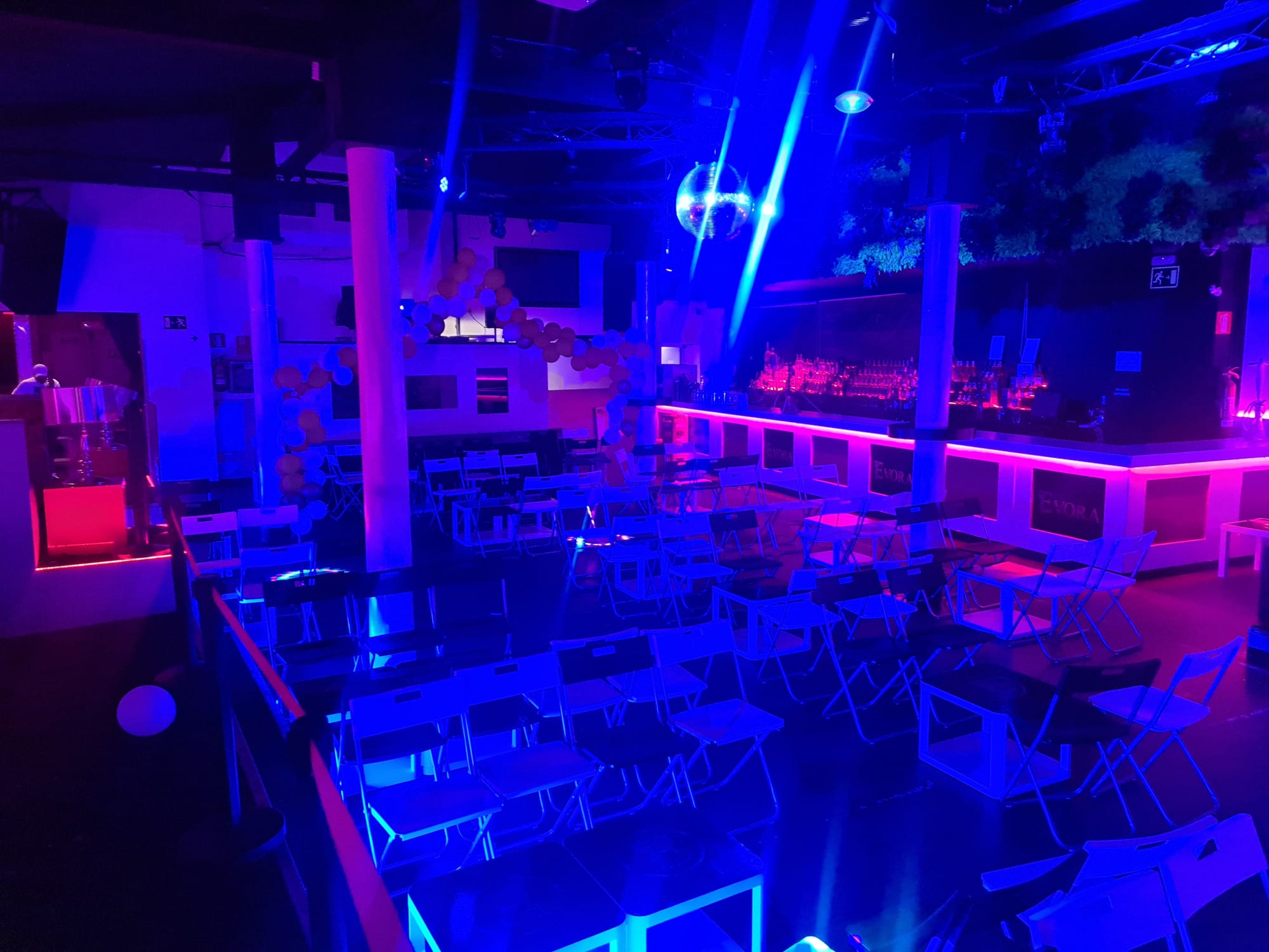 Alquila por horas Sala para eventos y fiestas privadas con aforo de 500 personas