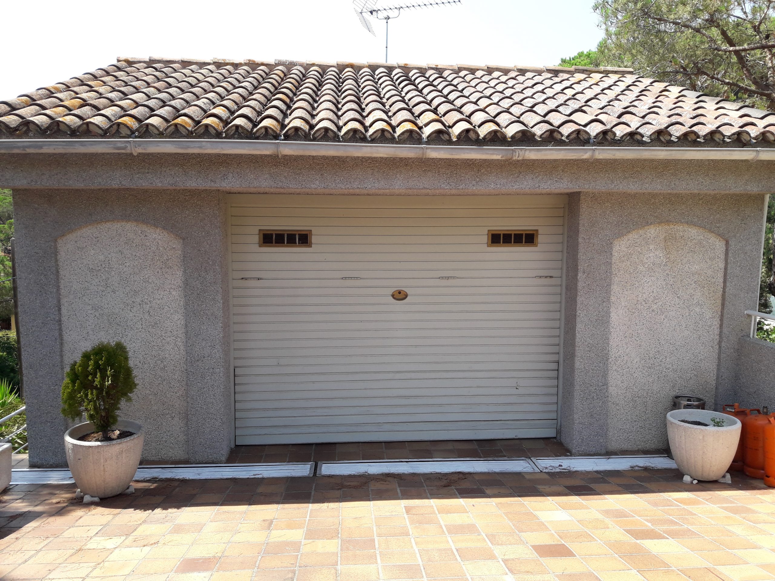 Alquila por horas Casa con piscina y barbacoa y mobiliario actual