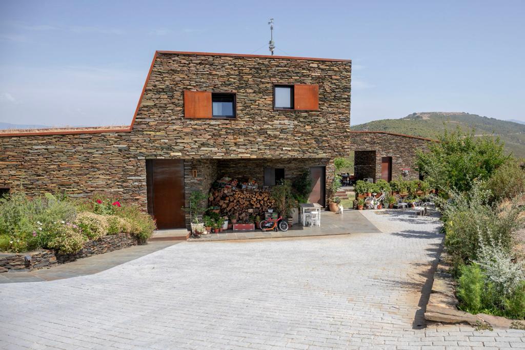 Alquila por horas Casa de pizarra y hormigón a las afueras de Madrid