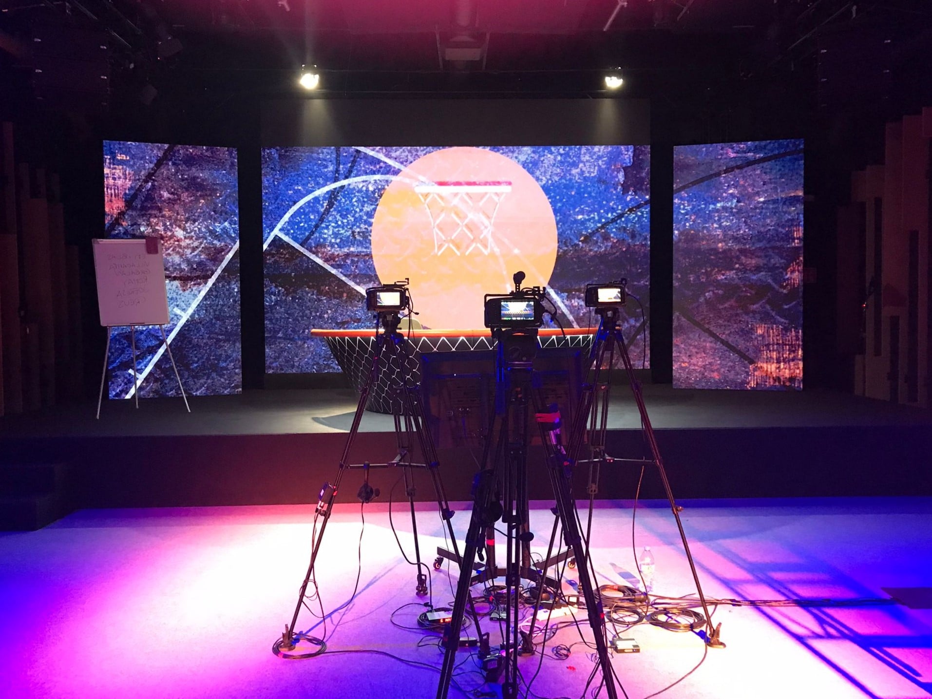 Alquila por horas Studio para eventos con plató tv