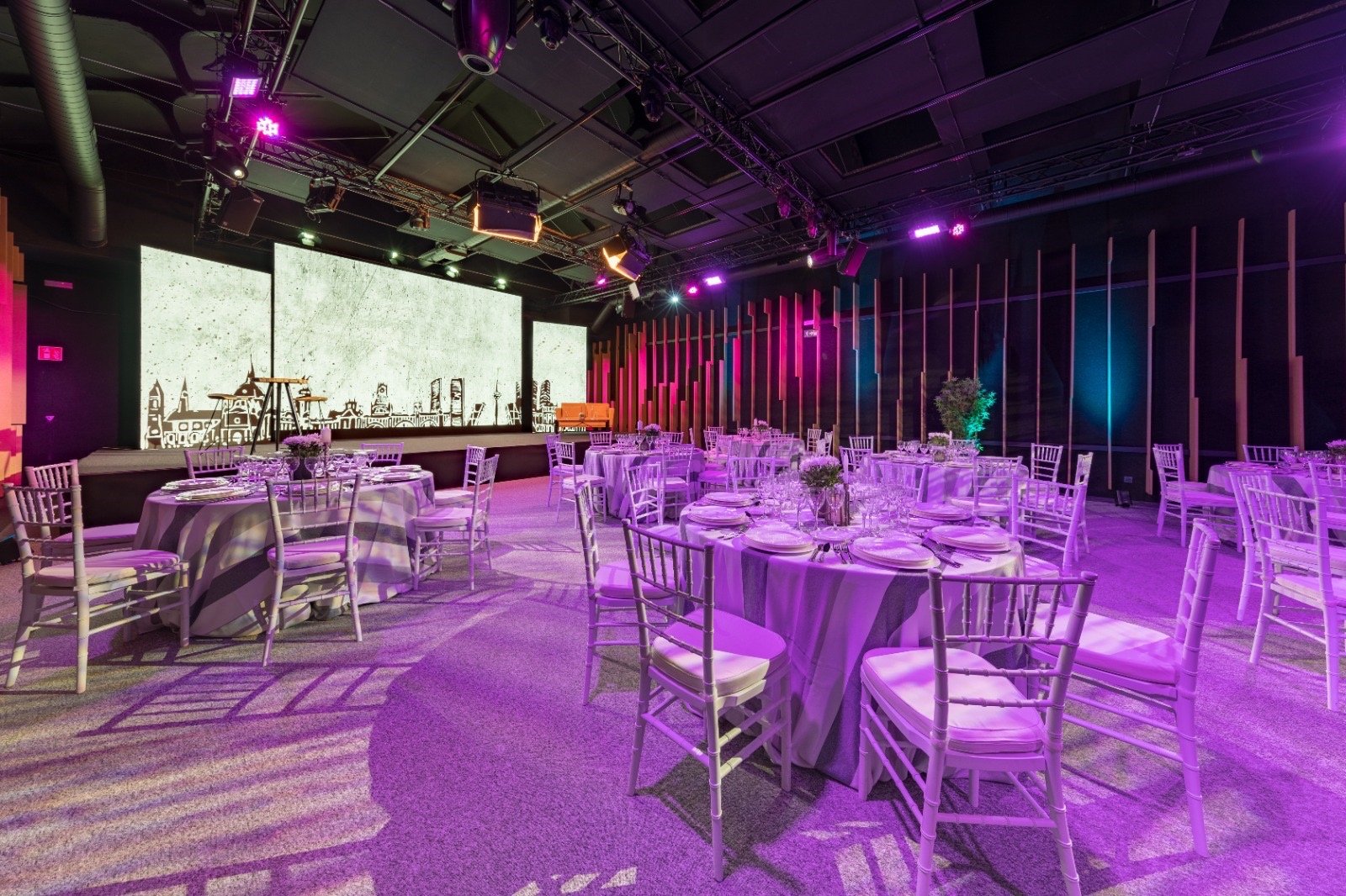 Alquila por horas Studio para eventos con plató tv
