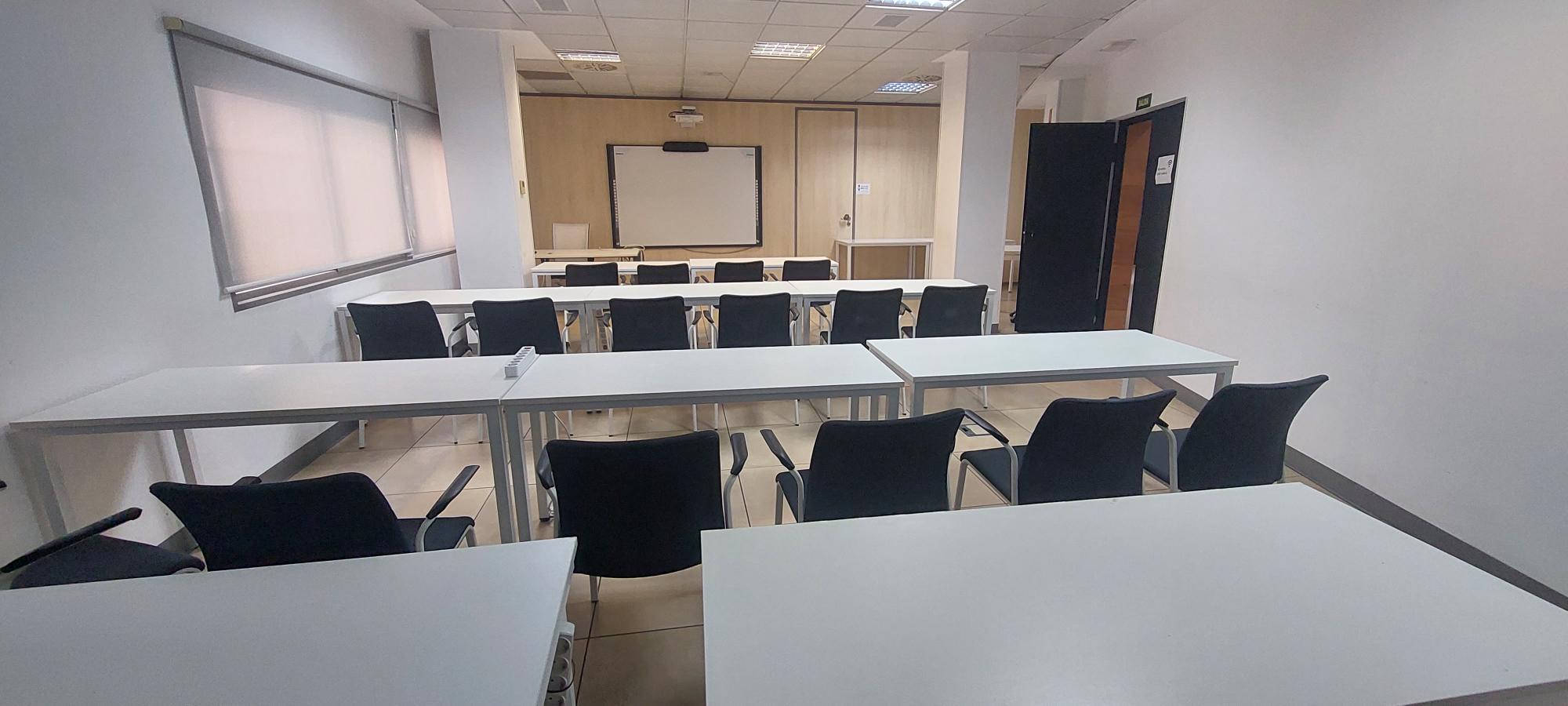 Alquila por horas Sala de formación espaciosa