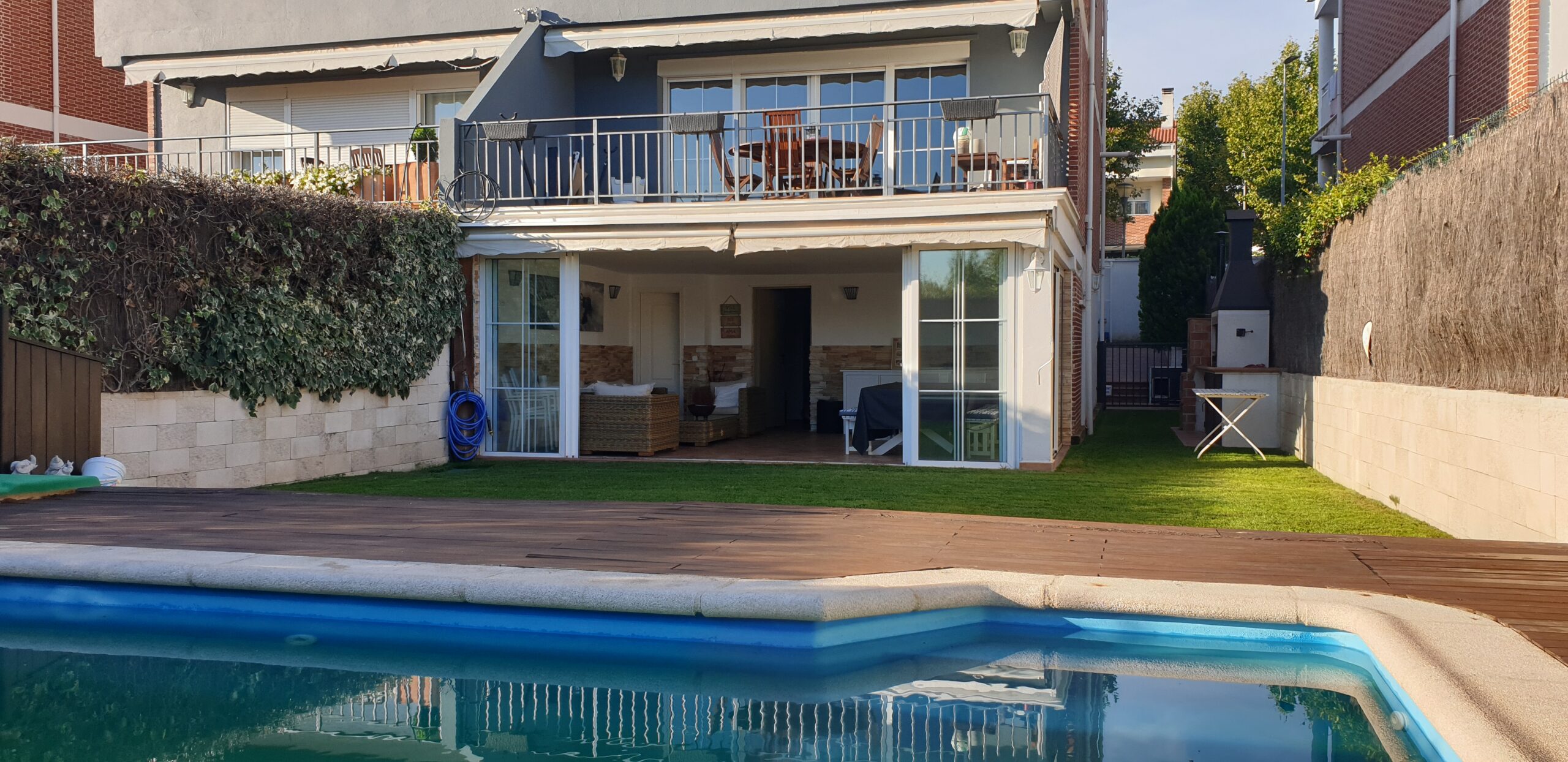 Alquila por horas Chalet con jardín, piscina y vistas al campo