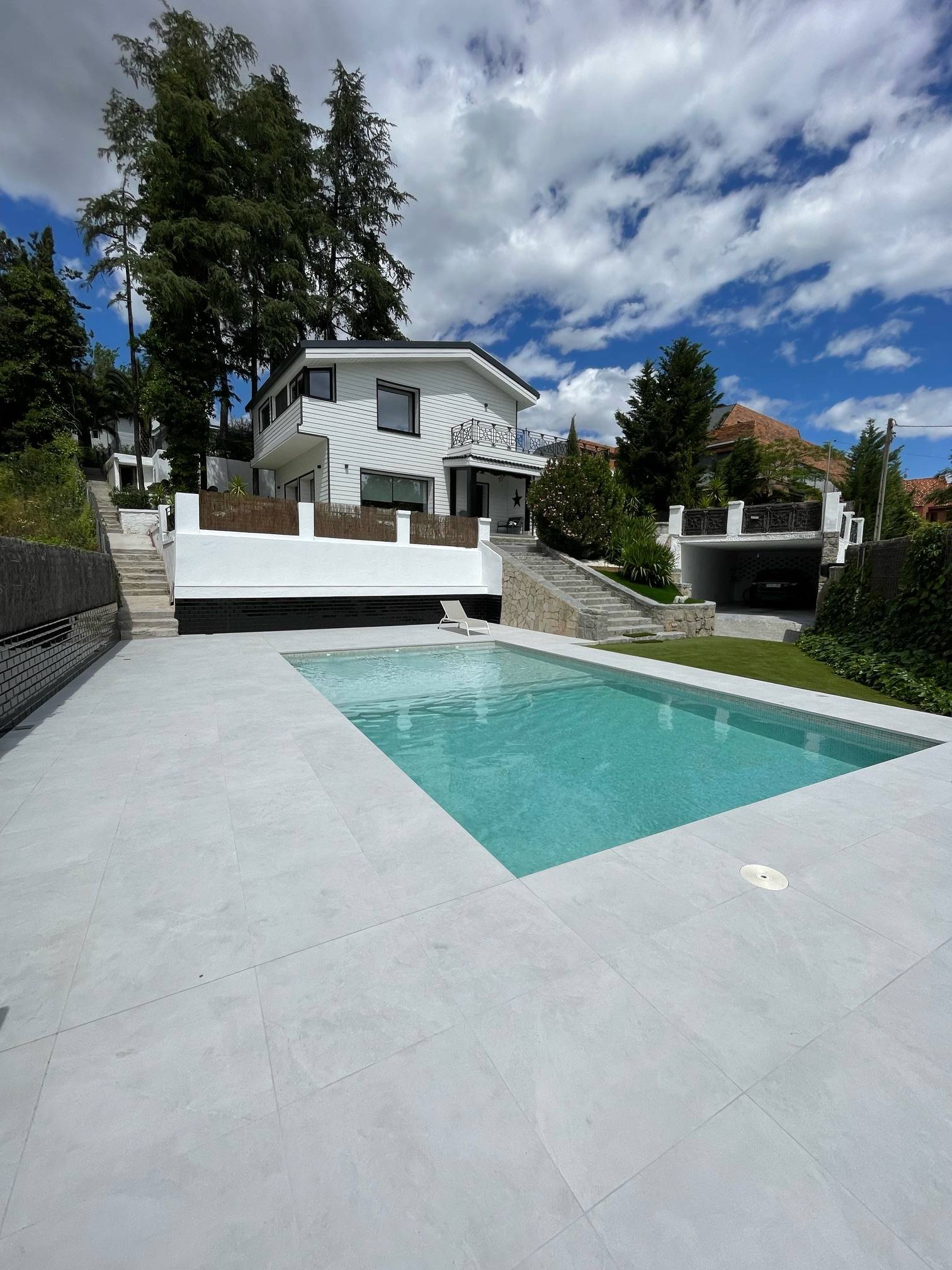 Alquila por horas Casa de madera estilo americano con piscina
