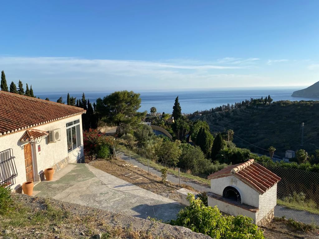 Alquila por horas Casa de campo con jardin y piscina frente al mar mediterraneo en la costa de Granada