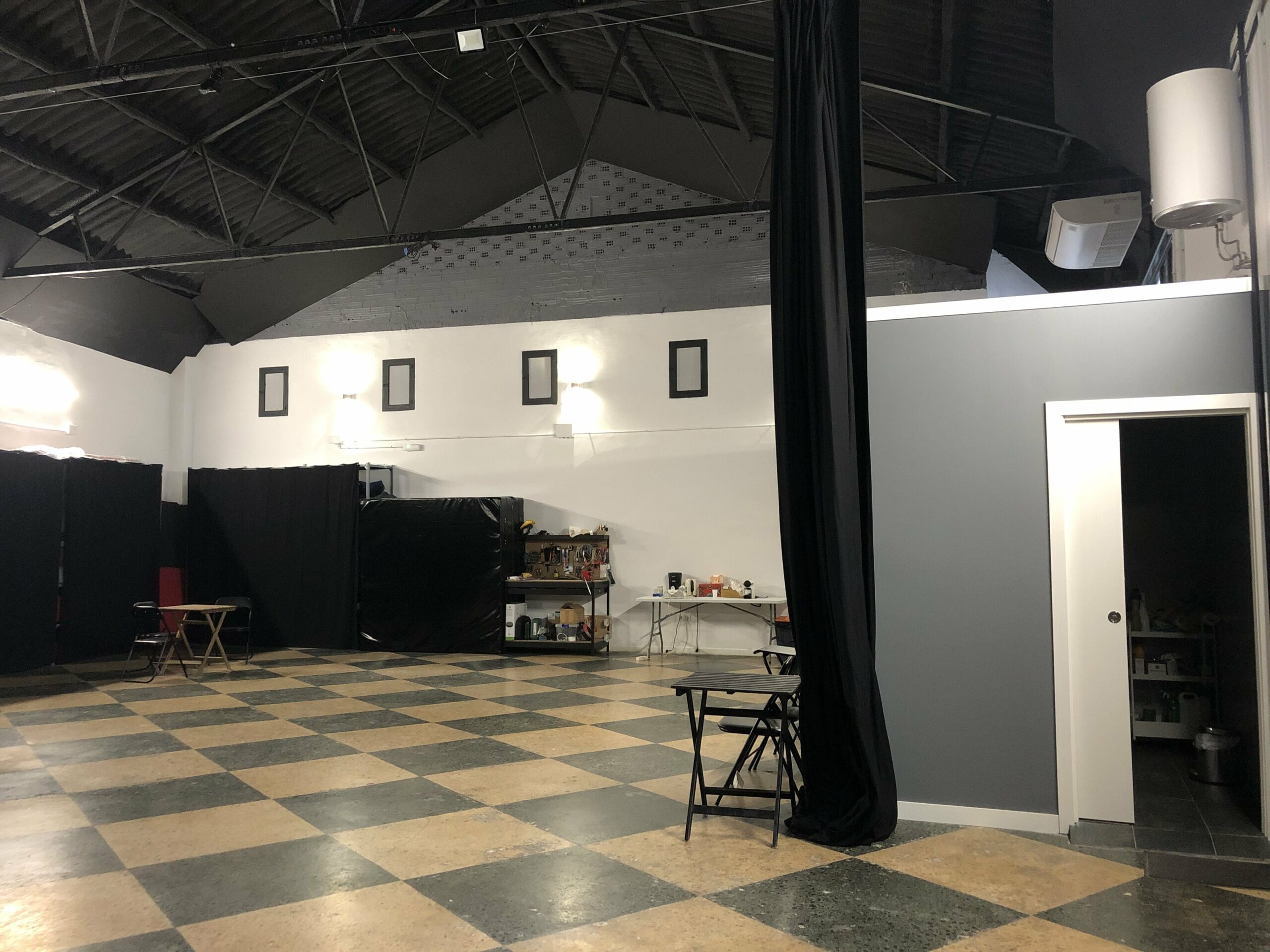 Alquila por horas Espacio diáfano de 140m2 con techos altos y caja negra