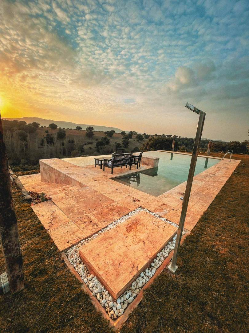 Alquila por horas Finca de dehesa y Cabañas con Piscina Infinita en los Montes de Toledo