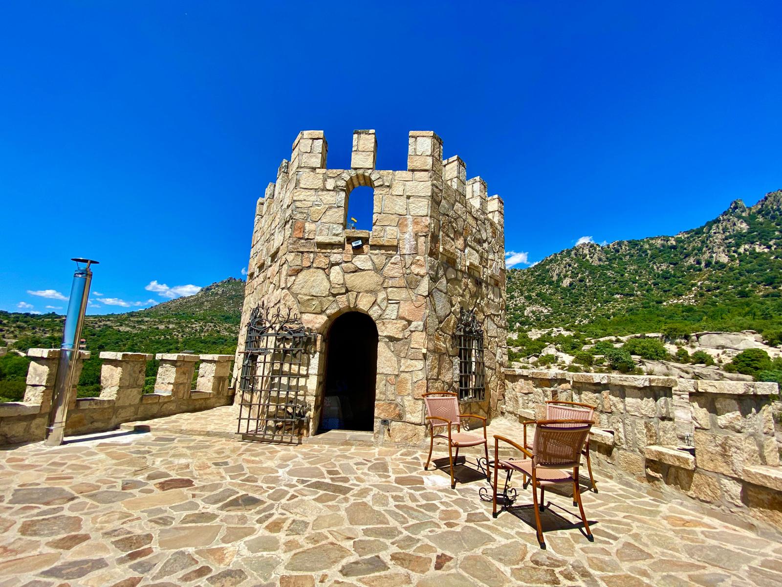 Alquila por horas Finca con castillo privado construido en rocas