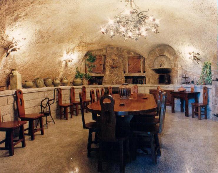 Alquila por horas Finca con castillo privado construido en rocas
