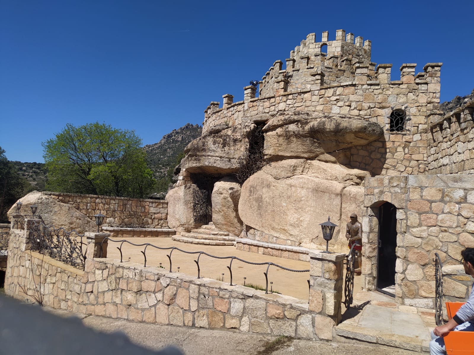 Alquila por horas Finca con castillo privado construido en rocas