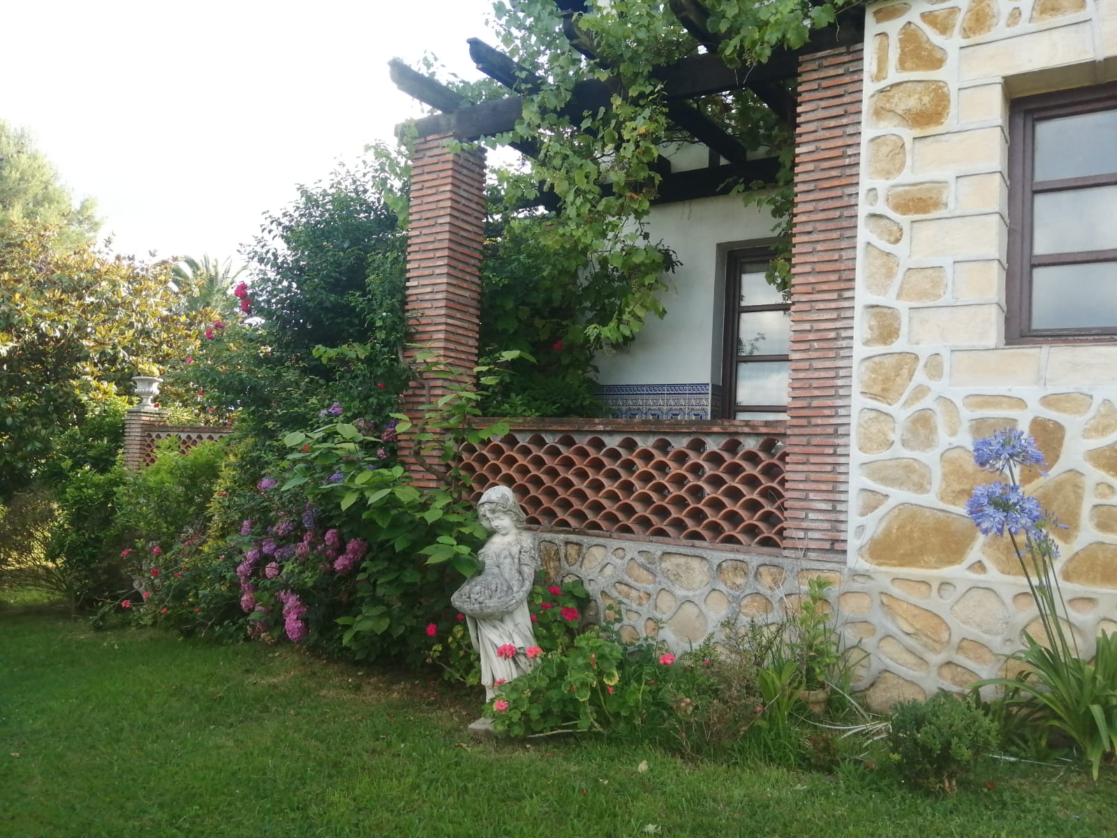Alquila por horas Espacio polivalente rural con jardin decorado y antiguedades