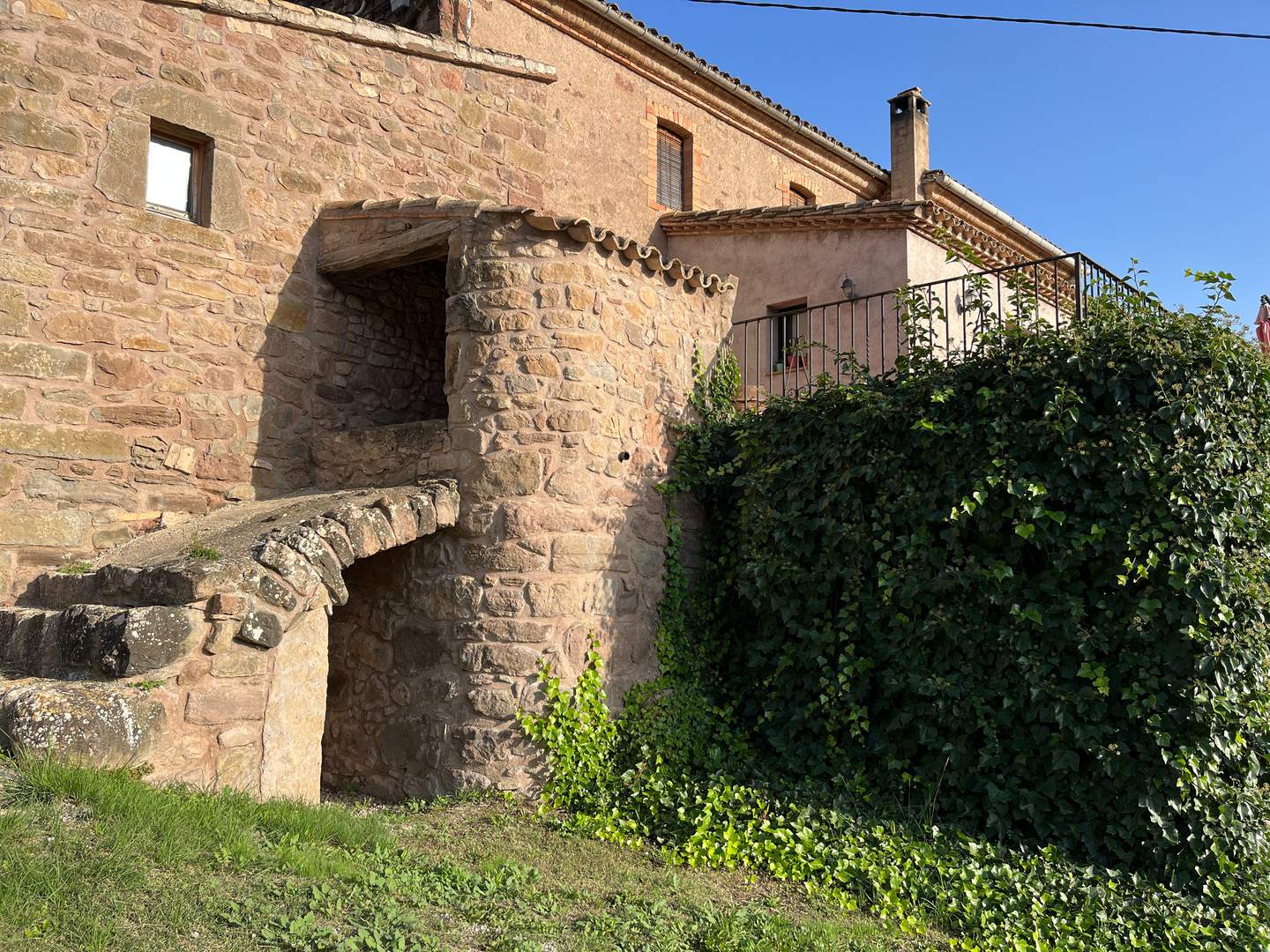 Alquila por horas Masia centenaria con ermita románica y piscina bio