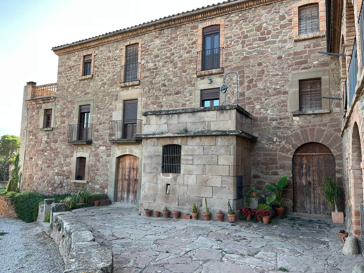 Alquila por horas Masia centenaria con ermita románica y piscina bio