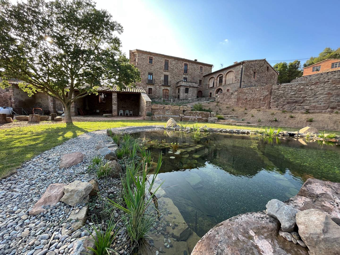 Alquila por horas Masia centenaria con ermita románica y piscina bio