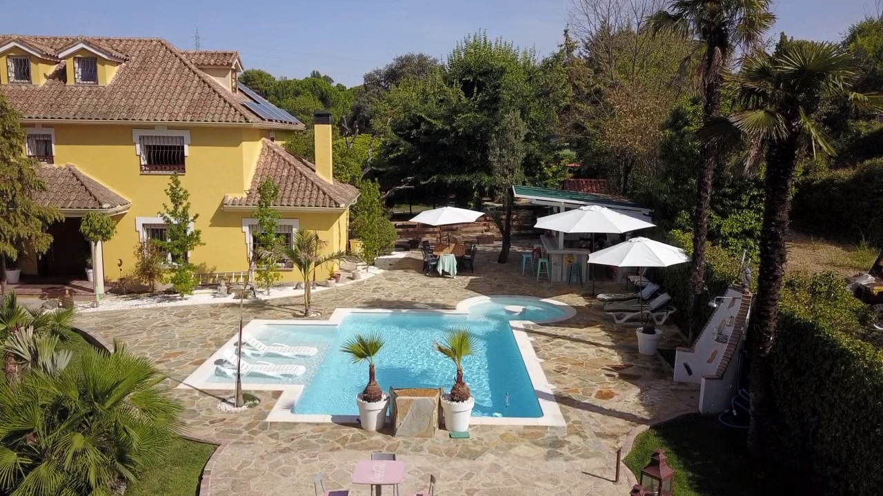 Alquila por horas Casa individual con jardines y piscina de ensueño