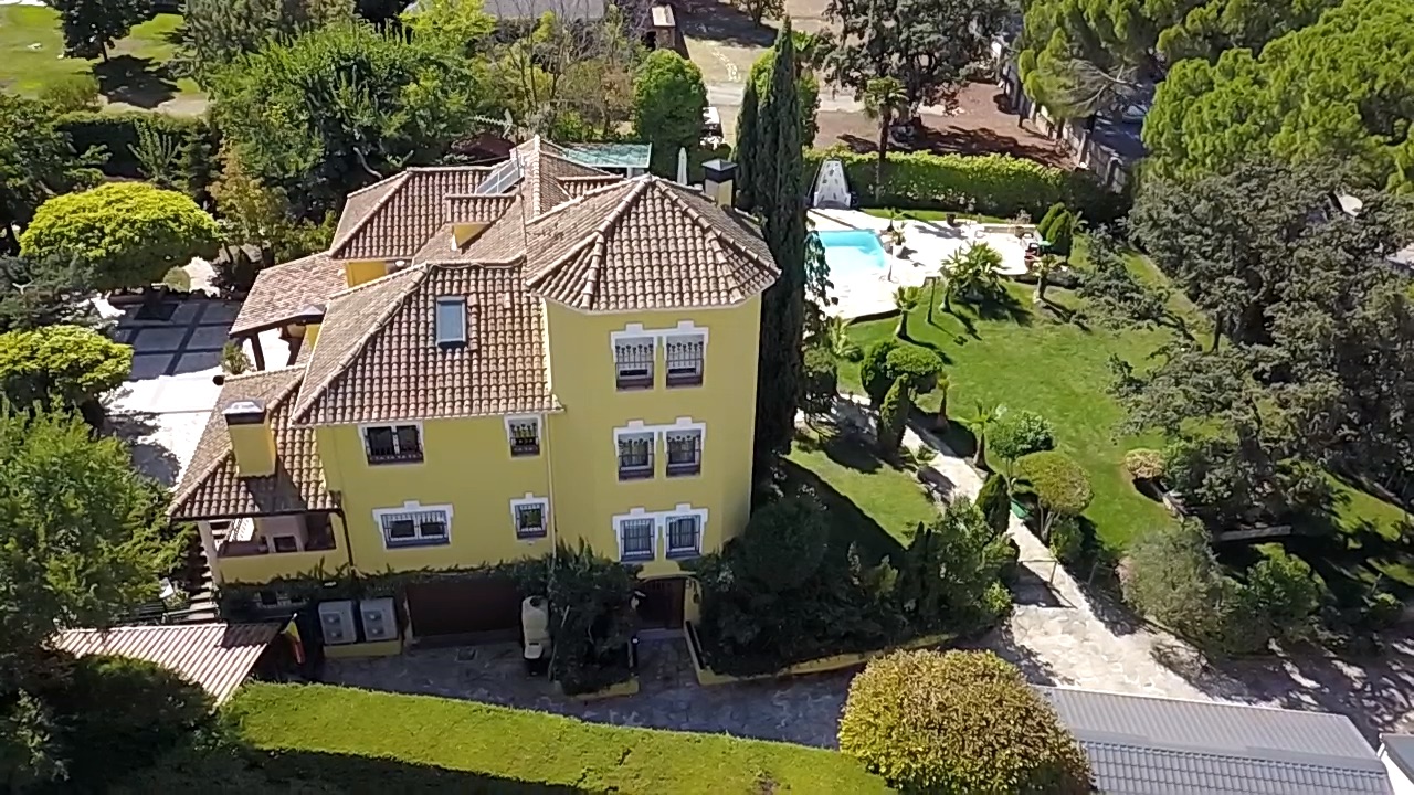 Alquila por horas Casa individual con jardines y piscina de ensueño