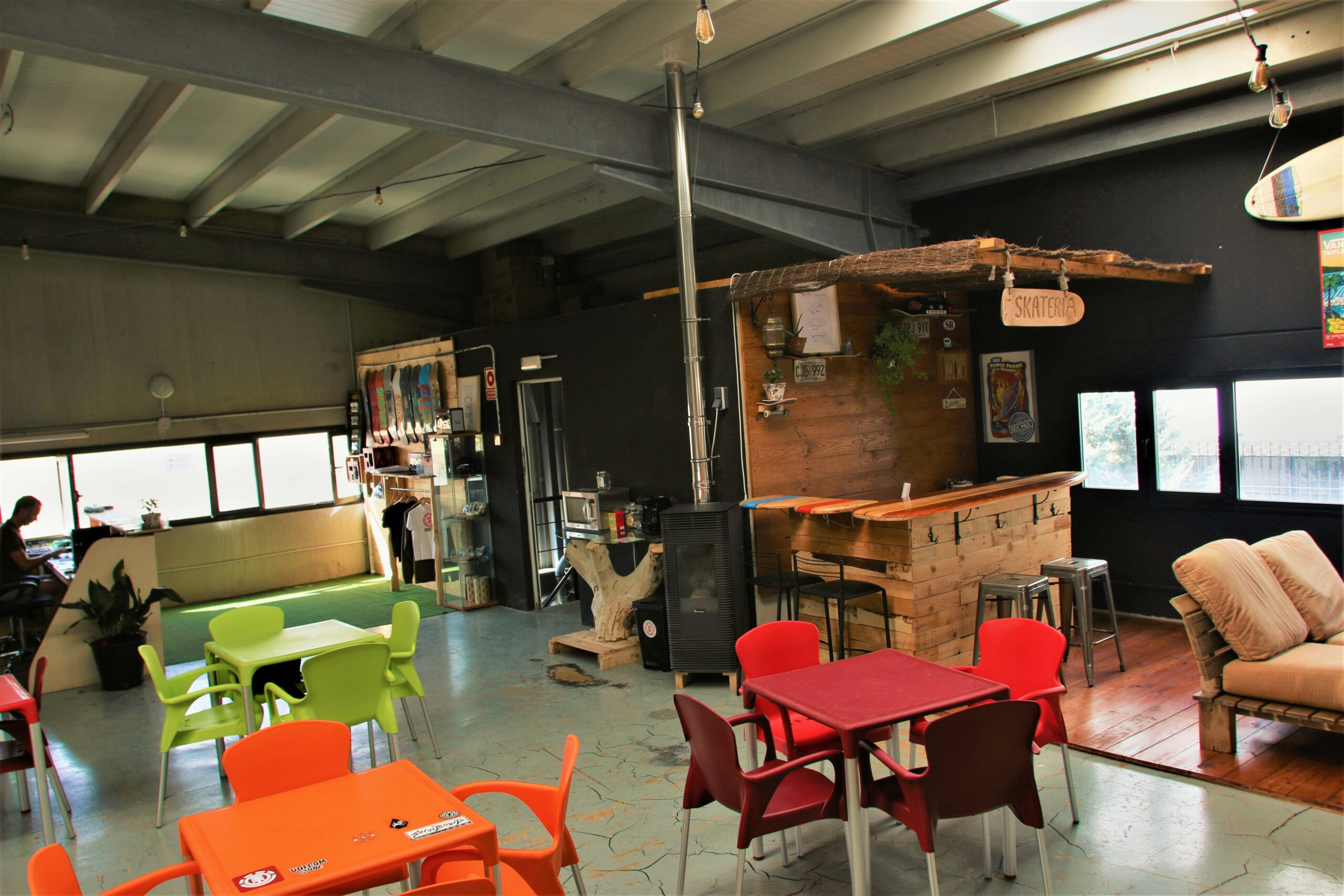 Alquila por horas Skatepark Indoor en madera con terraza bar beach deco