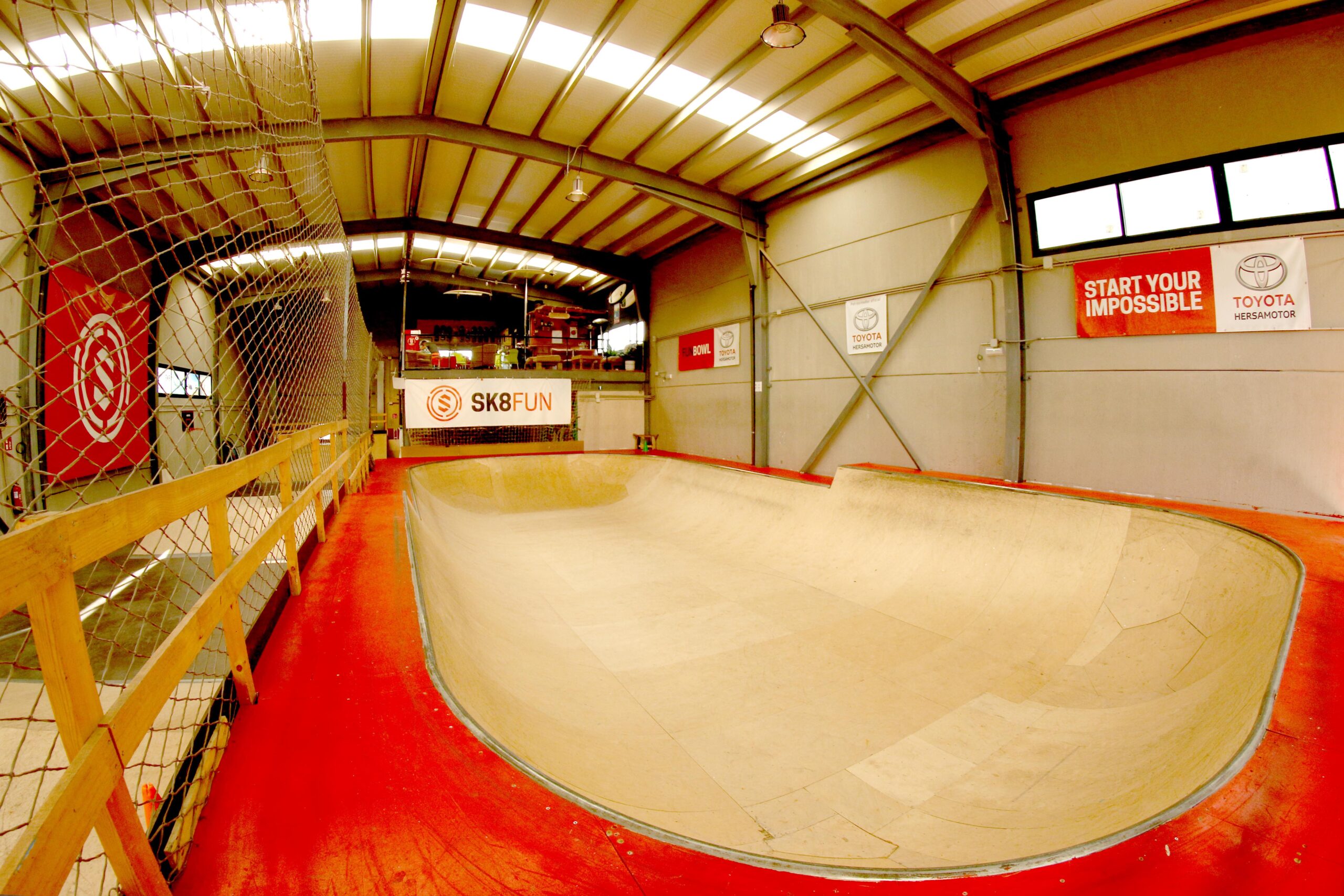 Alquila por horas Skatepark Indoor en madera con terraza bar beach deco