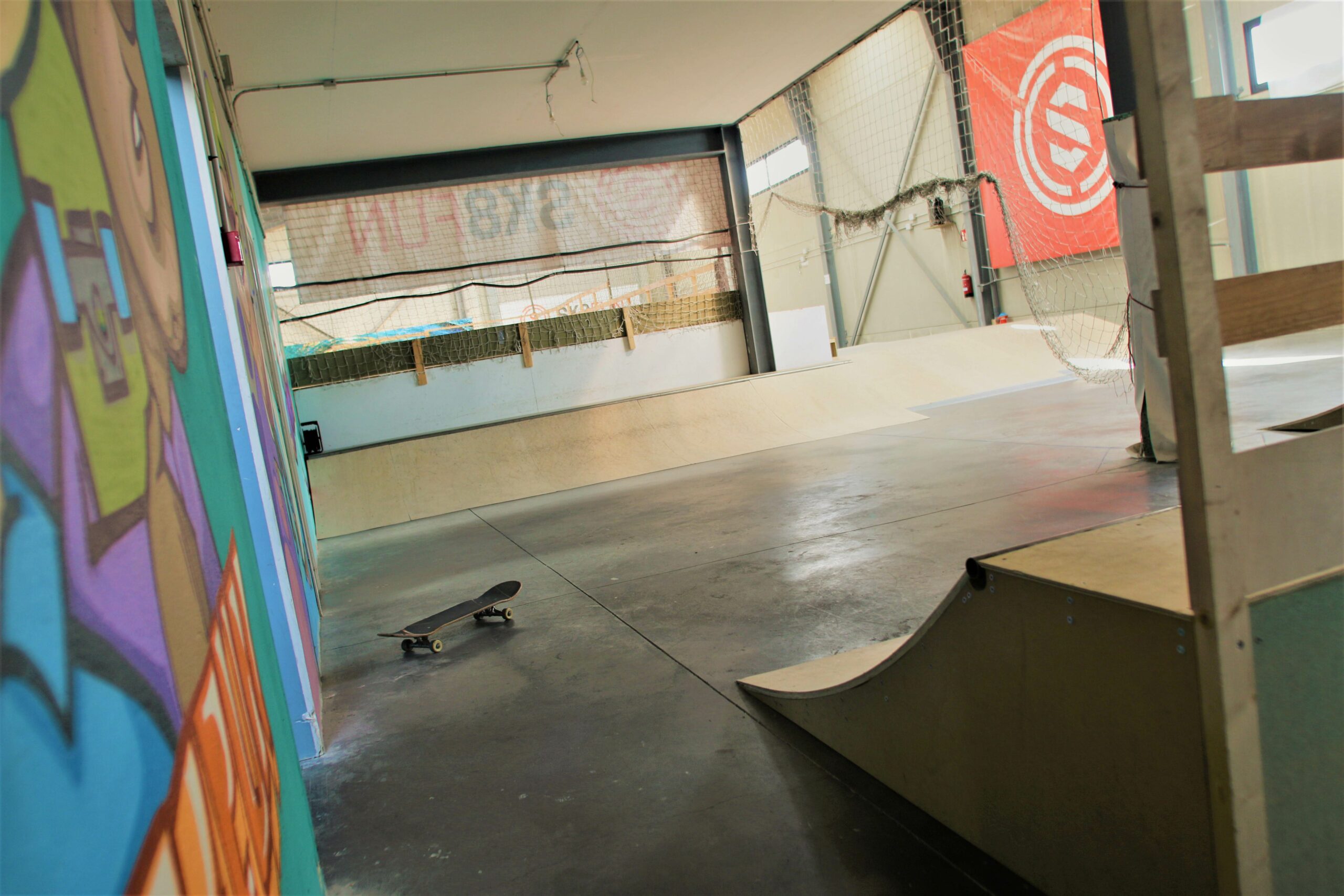 Alquila por horas Skatepark Indoor en madera con terraza bar beach deco