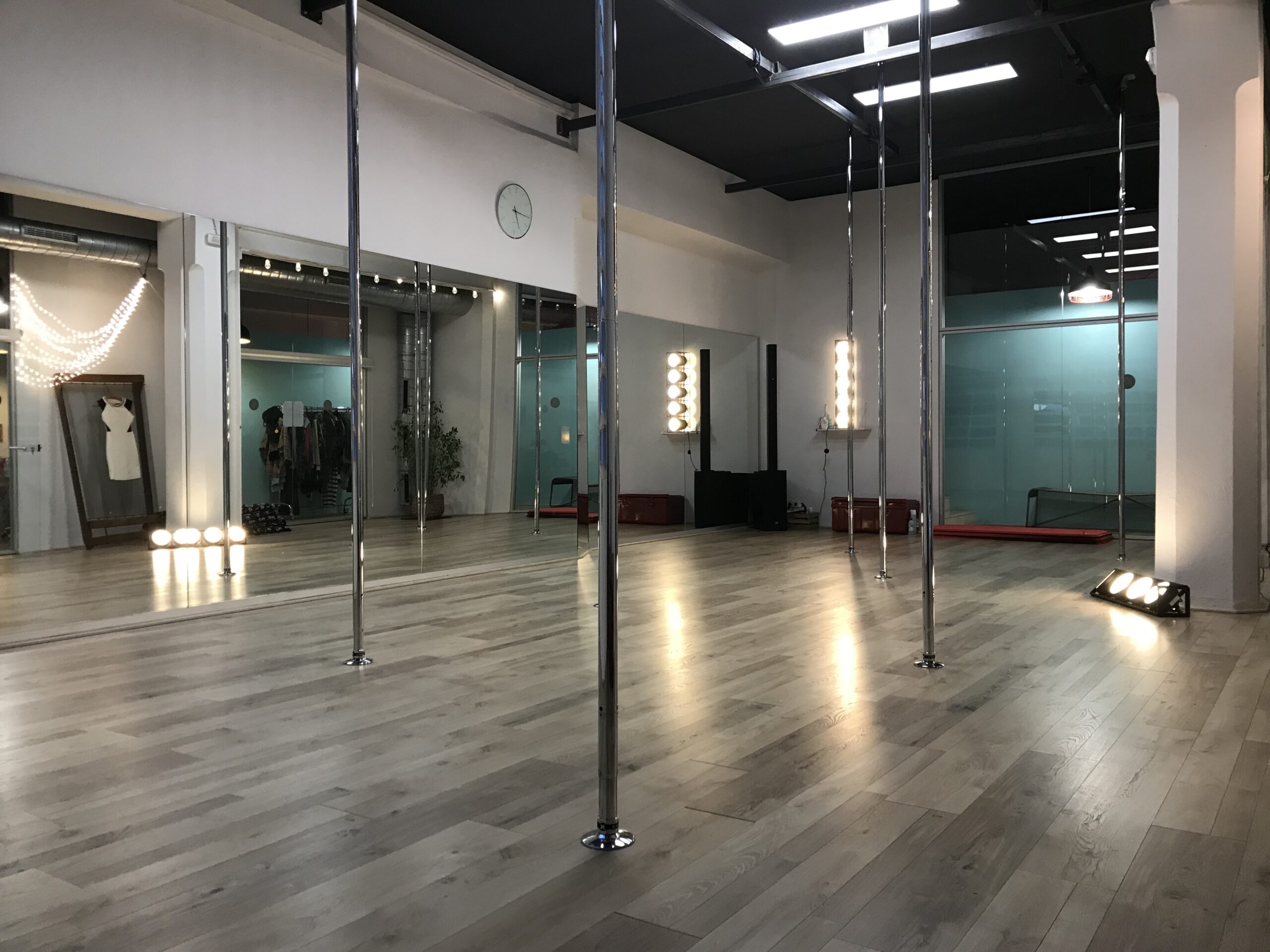 Alquila por horas Escuela de danza y acrobacia aérea en bonito local industrial
