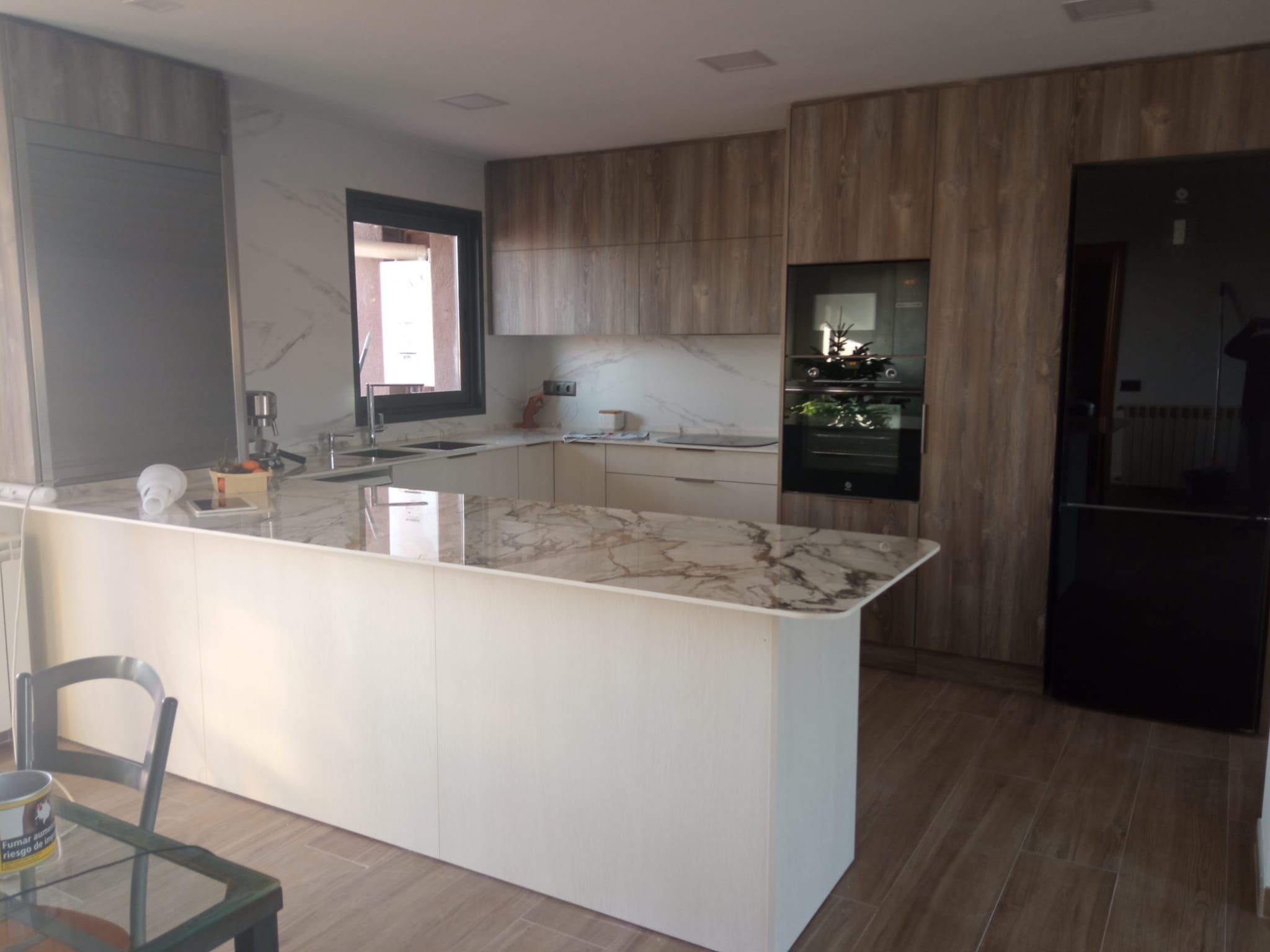 Alquila por horas Cocina de diseño en gran salón comedor