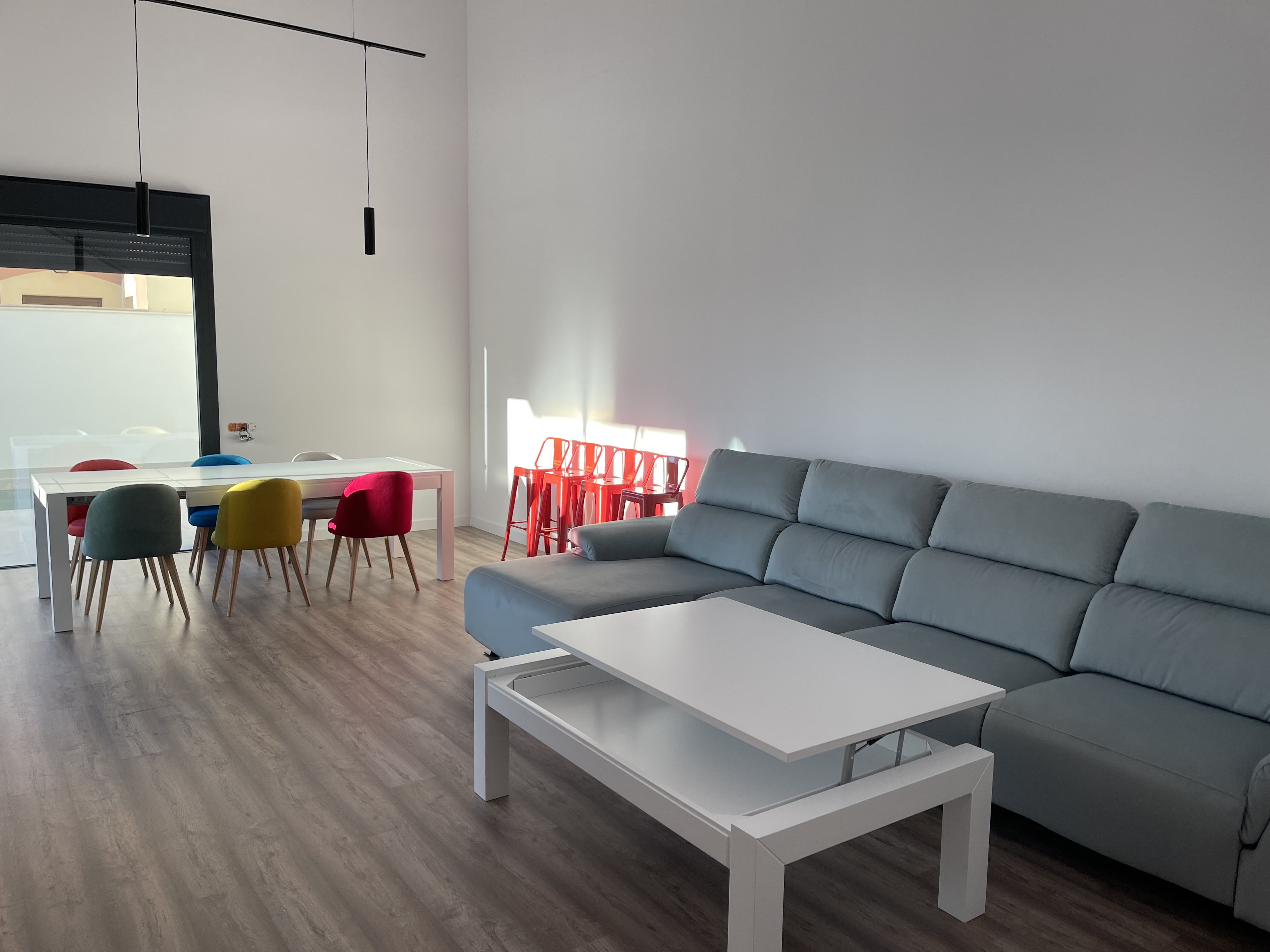 Alquila por horas Vivienda con salón a doble altura