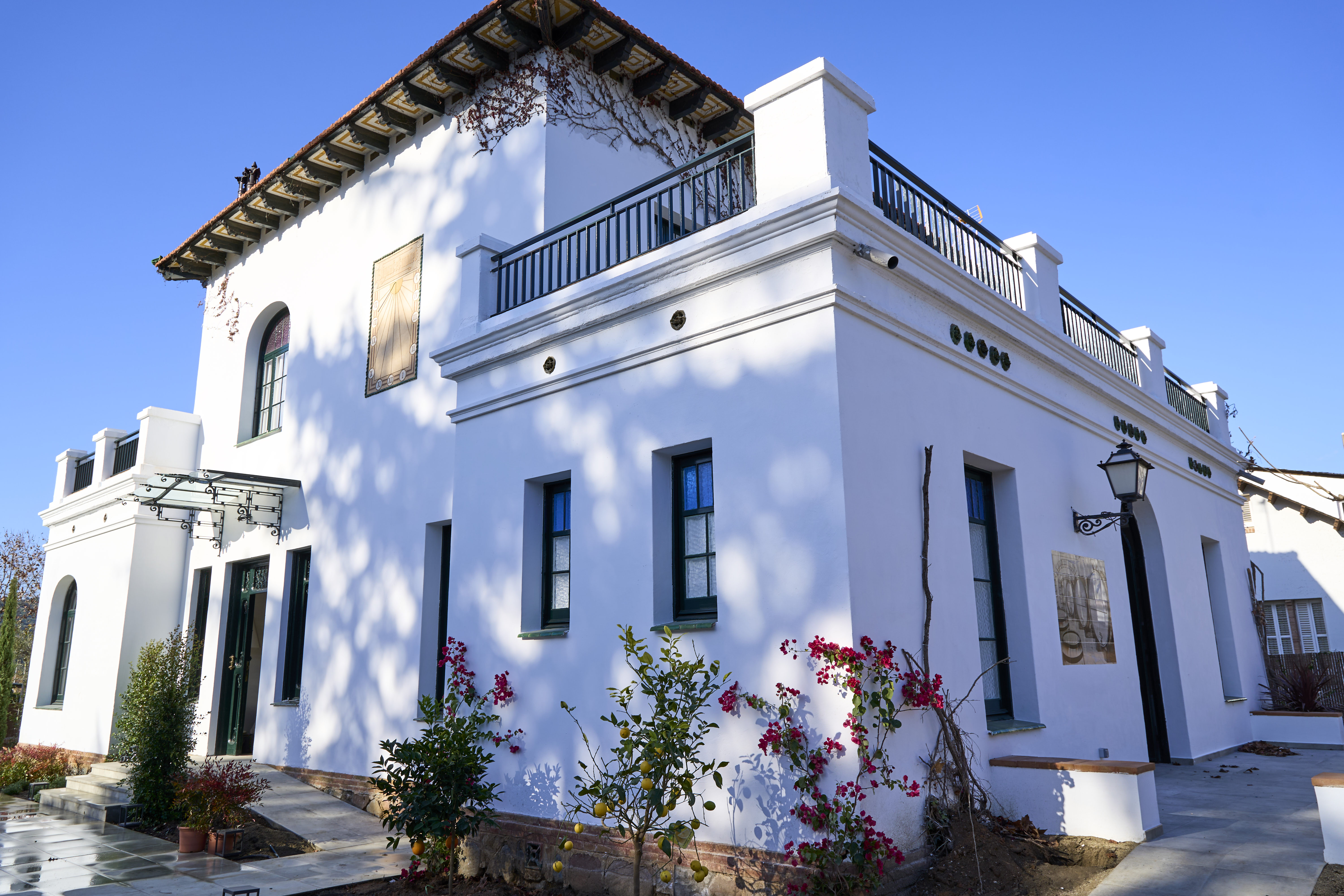 Alquila por horas Casa Postmodernista situada