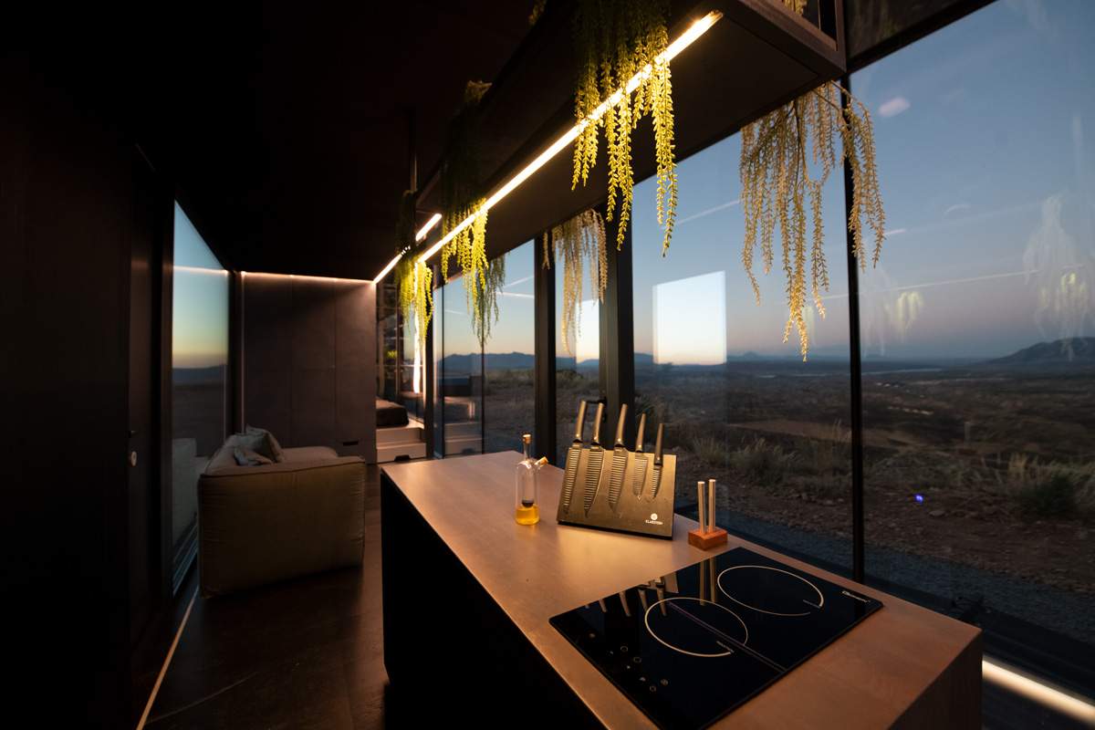 Alquila por horas Hotel cápsula para rodajes en el desierto en España