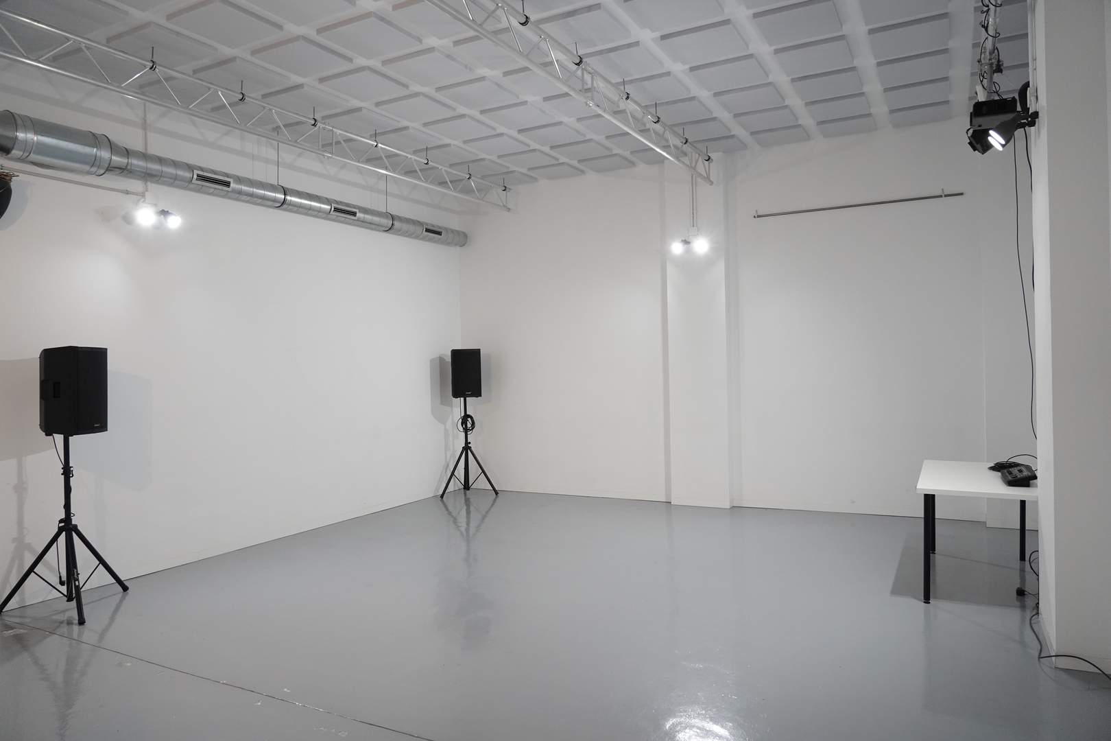 Alquila por horas Nave industrial para actividades audiovisuales/artes escénicas. Alquiler por salas