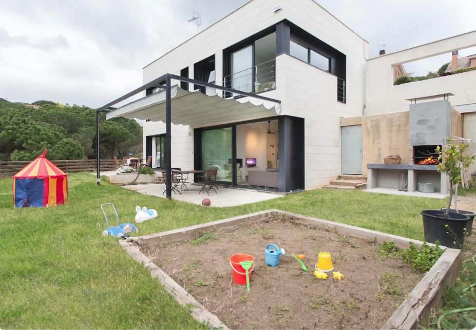 Alquila por horas Casa de diseño con vistas al mar y a la montaña a 25 min de Barcelona. Zona Barbacoa