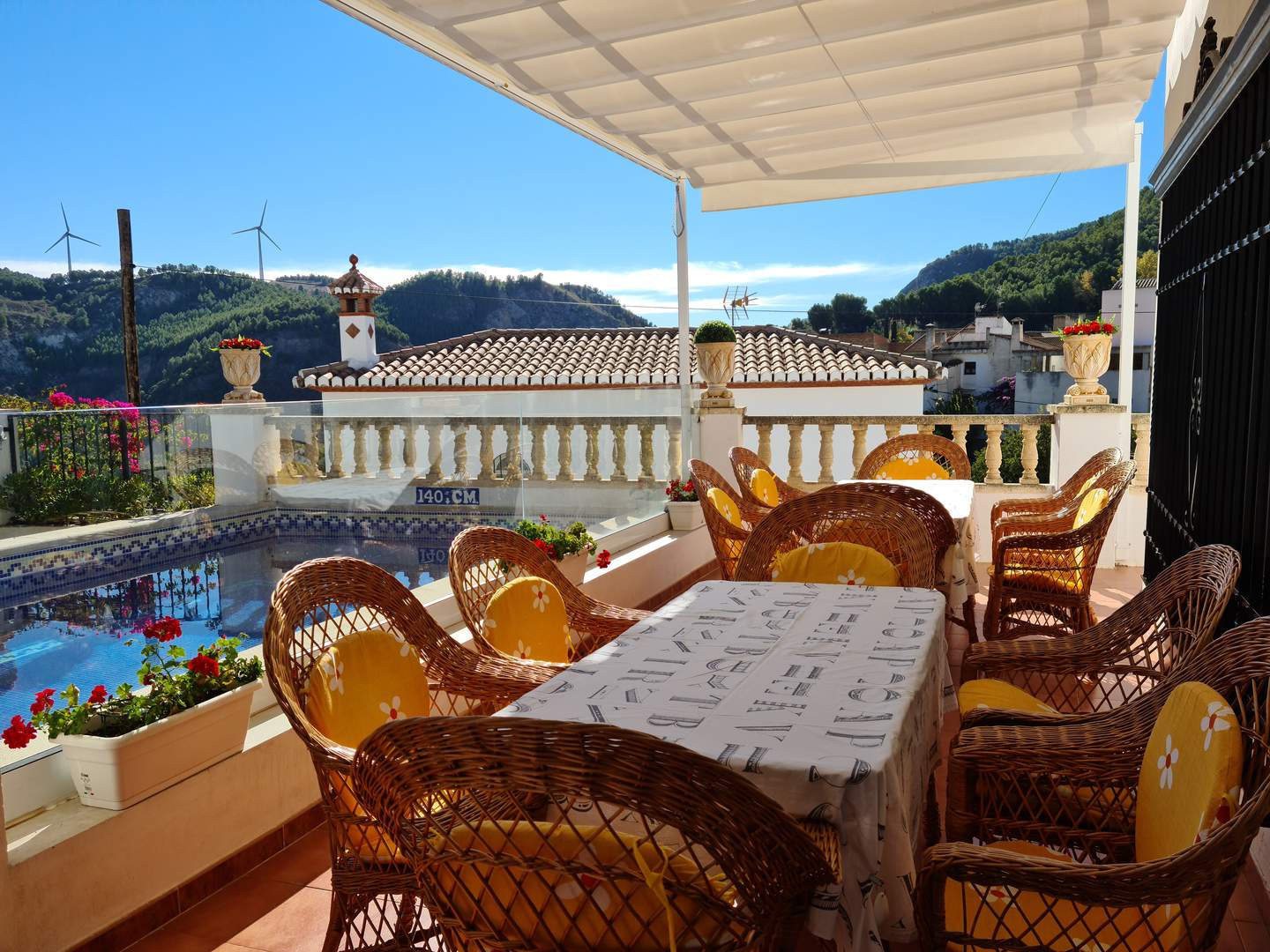 Alquila por horas Villa-Parador con vistas a la montaña, piscina y balcón