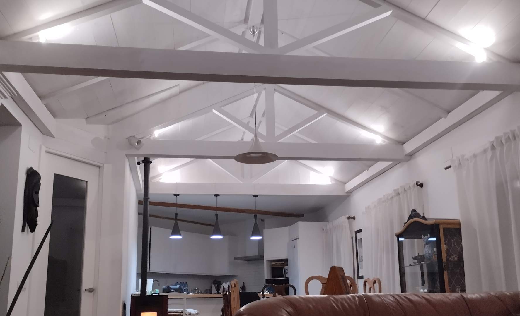 Alquila por horas Vivienda unifamiliar con techos y vigas de madera