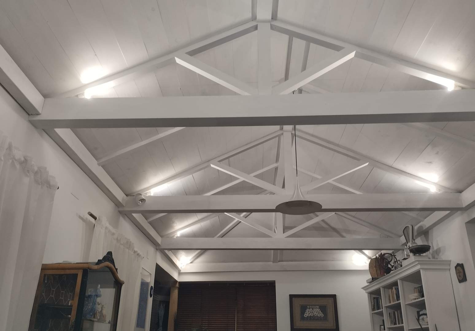 Alquila por horas Vivienda unifamiliar con techos y vigas de madera