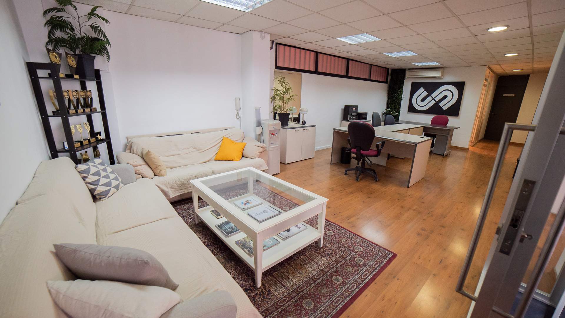 Alquila por horas Plató - Estudio de Fotografía con Zona de Oficinas Cerca del Centro de Madrid
