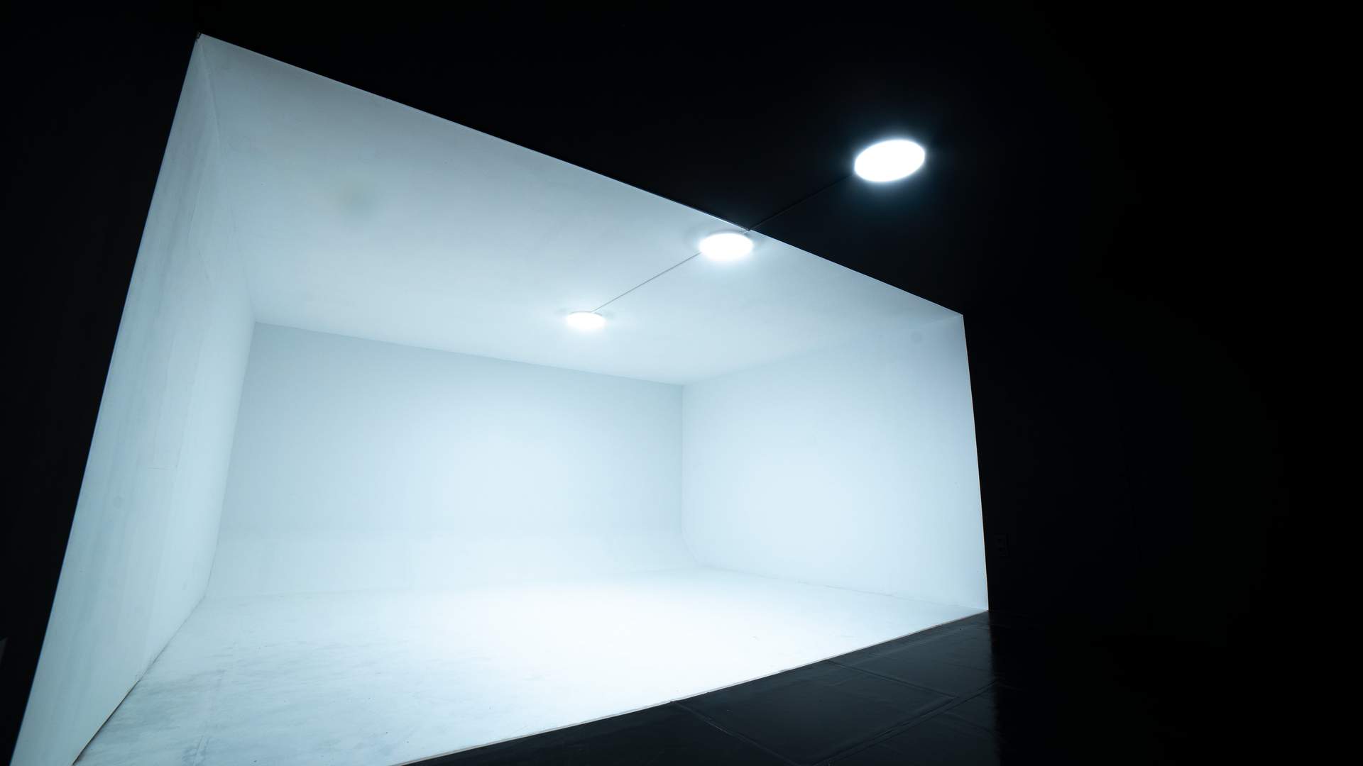 Alquila por horas Plató - Estudio de Fotografía con Zona de Oficinas Cerca del Centro de Madrid