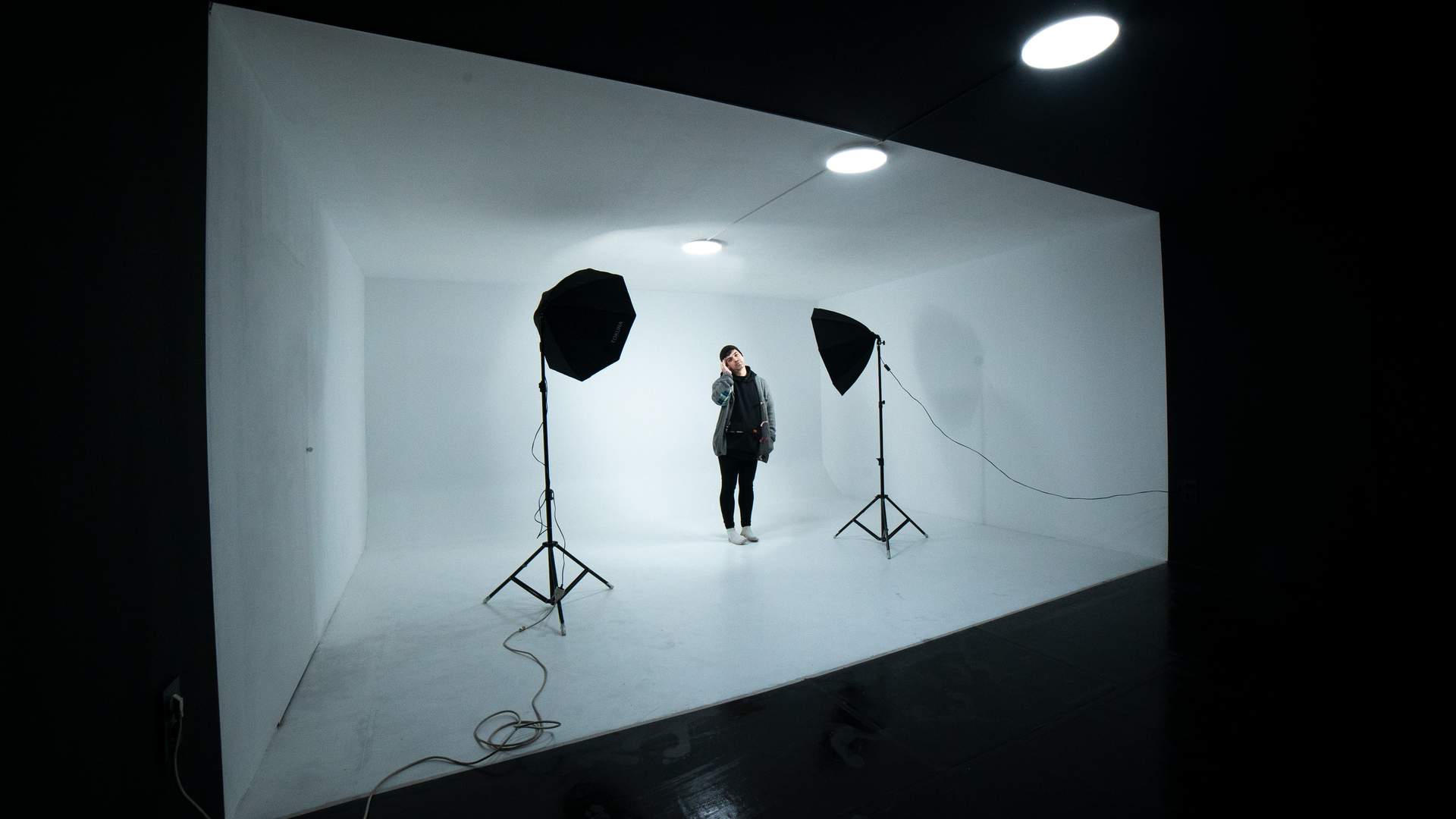 Alquila por horas Plató - Estudio de Fotografía con Zona de Oficinas Cerca del Centro de Madrid