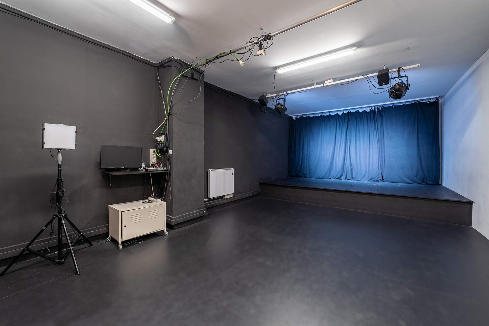 Alquila por horas Sala con telón, equipo de sonido y equipo de luces