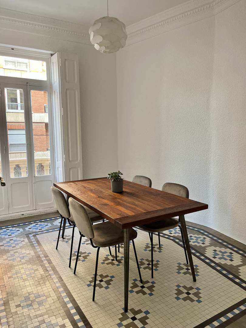 Alquila por horas Piso clásico con luz natural y suelos de mosaico