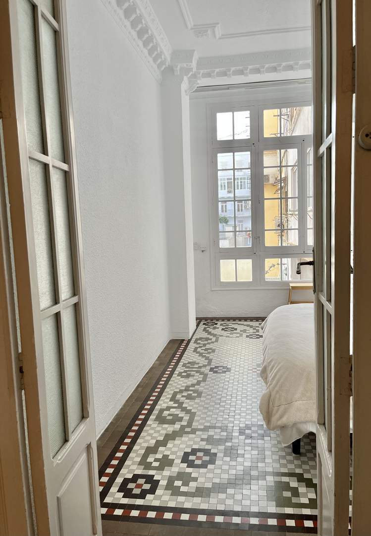 Alquila por horas Piso clásico con luz natural y suelos de mosaico