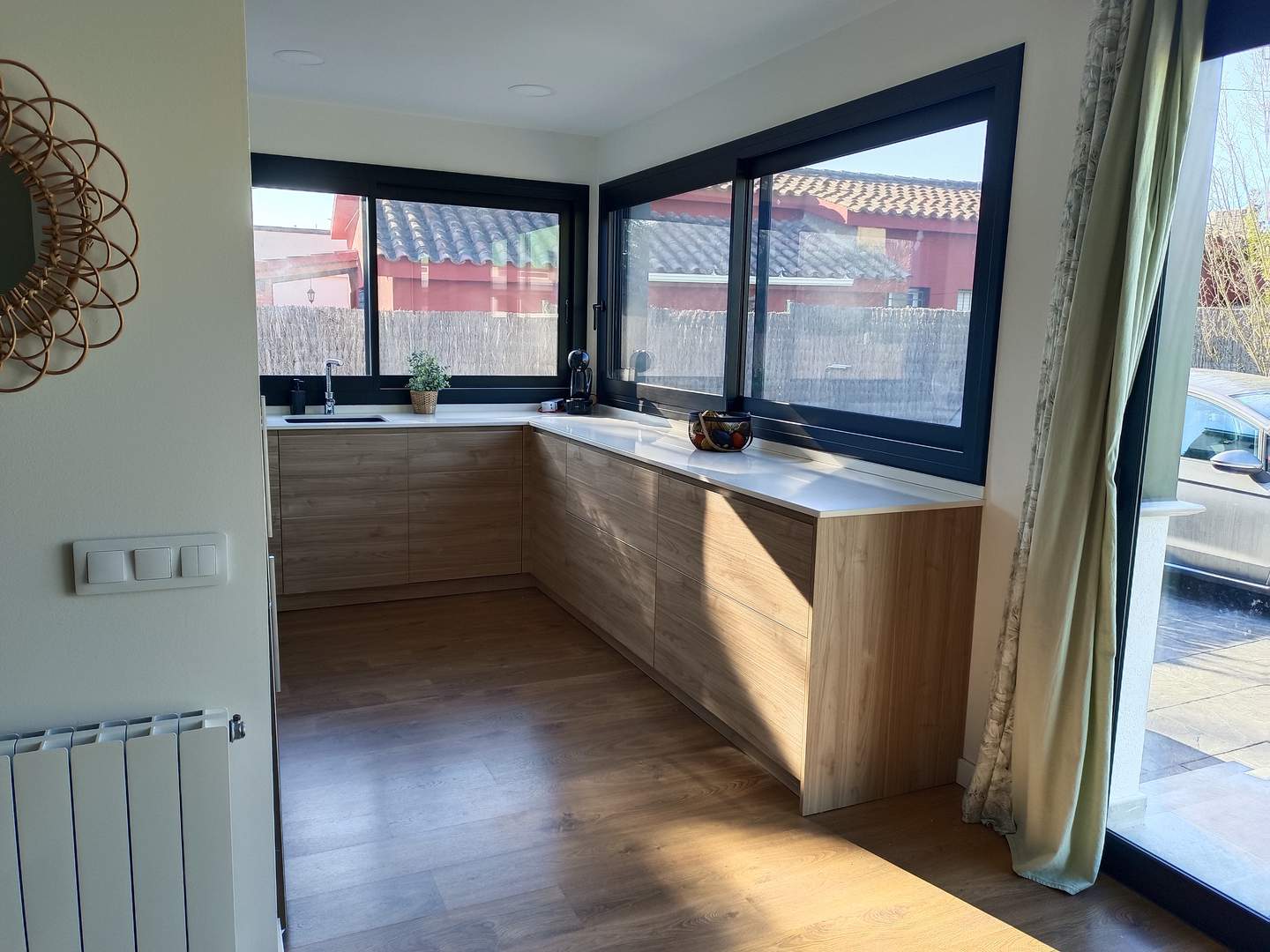 Alquila por horas Vivienda unifamiliar de una planta con bonito y espacioso jardín