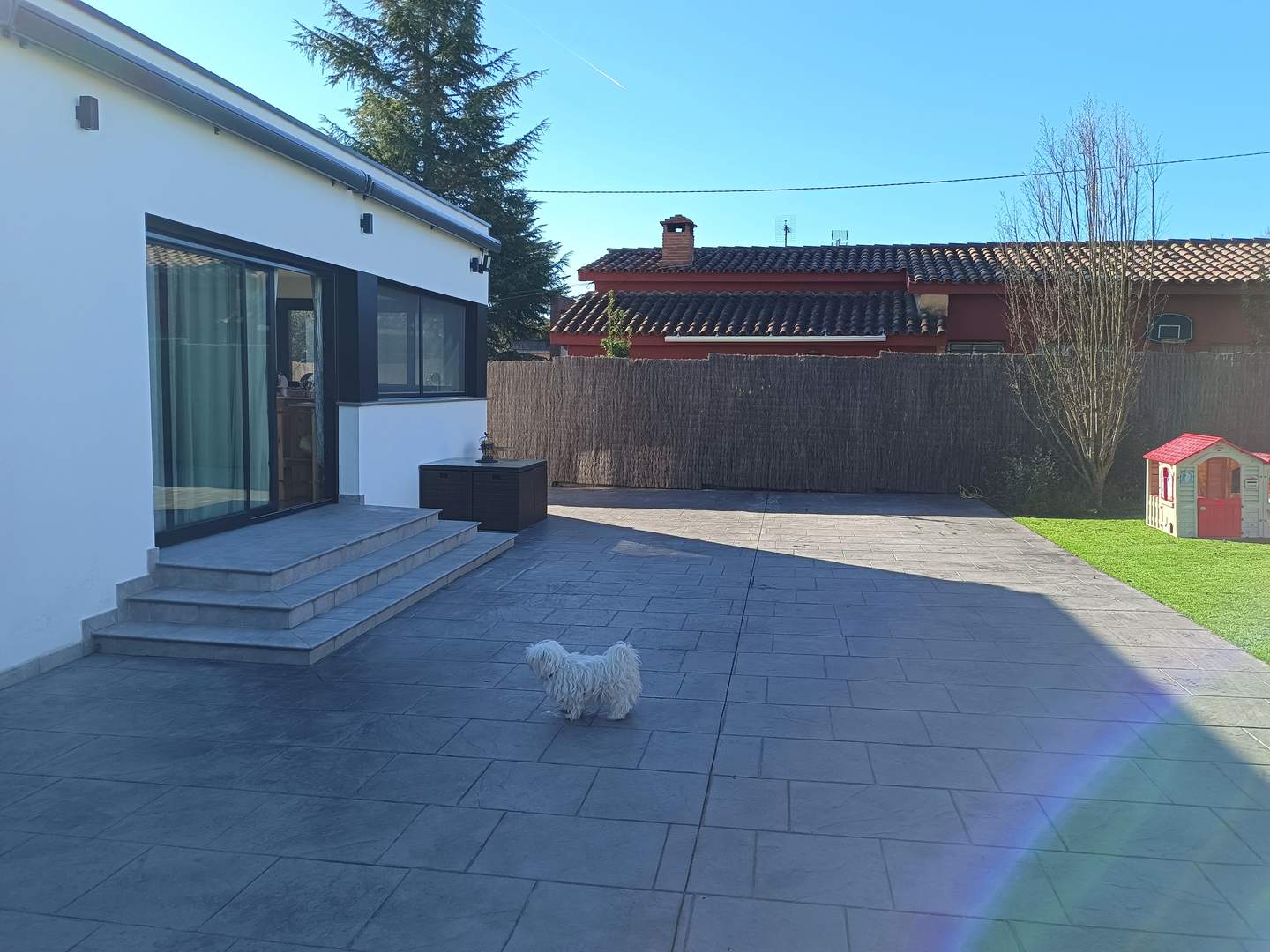 Alquila por horas Vivienda unifamiliar de una planta con bonito y espacioso jardín