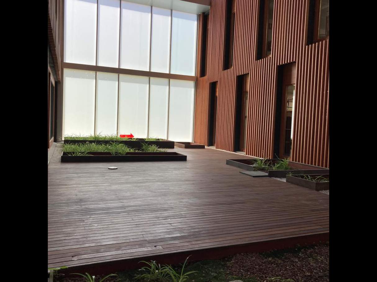 Alquila por horas Edificio de oficinas acristalado moderno