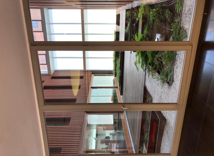 Alquila por horas Edificio de oficinas acristalado moderno