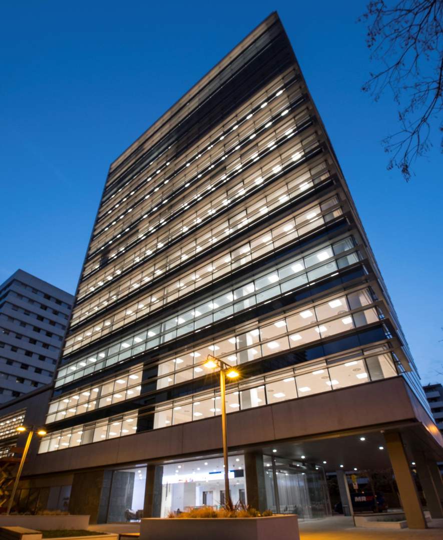 Alquila por horas Edificio de oficinas acristalado de estilo moderno