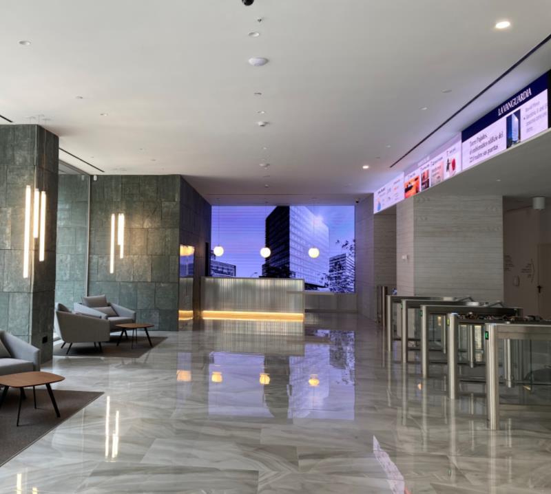 Alquila por horas Edificio de oficinas acristalado de estilo moderno