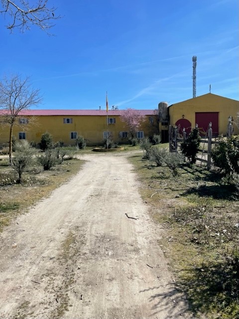Alquila por horas Finca rústica con varias naves