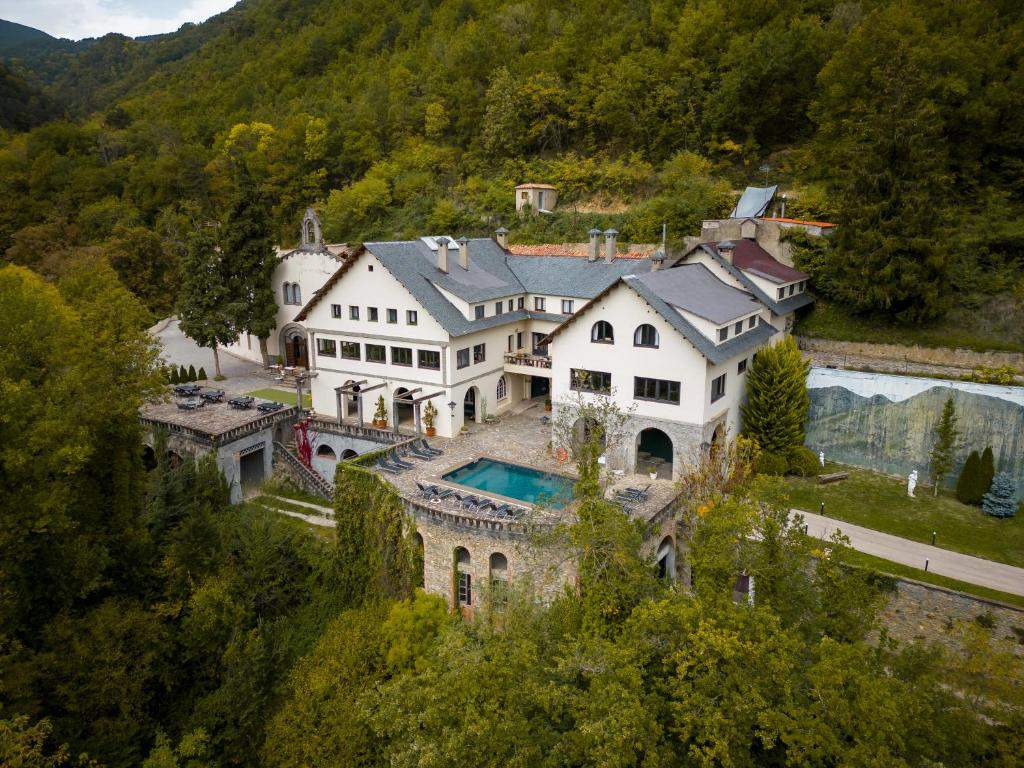 Alquila por horas Casa señorial victoriana siglo XIX dentro de un bosque milenario de 70 hectareas 