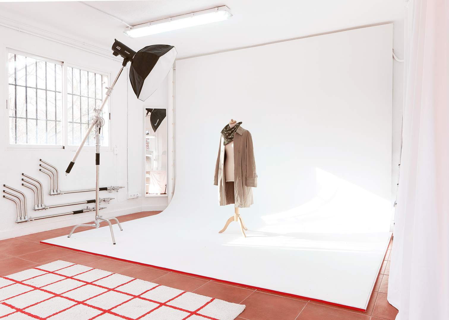Alquila por horas Estudio fotográfico ambientado en un laboratorio Madrileño
