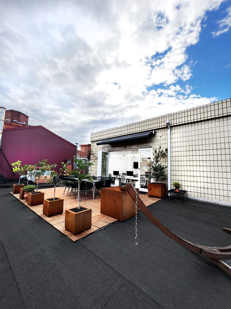 Alquila por horas Atico en edificio de oficinas con 500 m2 de terraza y vistas impresionantes
